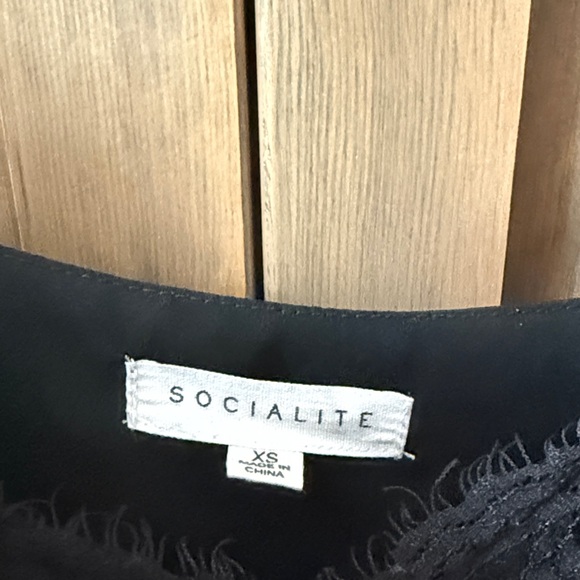 Socialite Black Fitted Spaghetti Strap Camisole - Picture 2 of 3